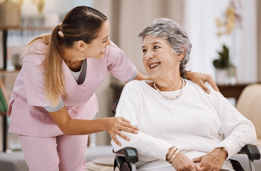 Por que o homecare é a melhor escolha para idosos e pacientes com demandas hospitalares