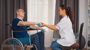 Recuperação pós-AVC em casa: como o homecare pode acelerar o processo e garantir segurança