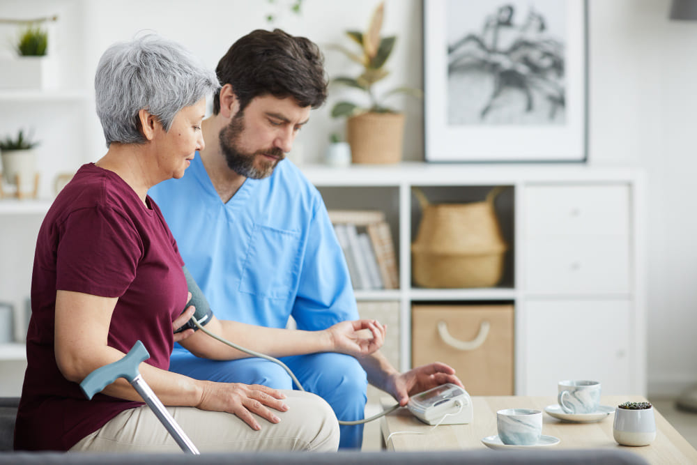 Tratamento de doenças crônicas em casa: conheça os benefícios do homecare